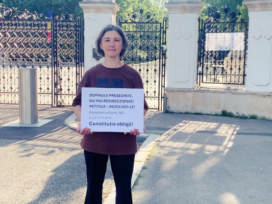 Protest al unui părinte la Palatul Cotroceni. Mama care a făcut greva foamei în fața Ministerului Educației cere Președintelui Nicușor Dan să intervină pentru pentru corectarea unei ilegalități sistemice la Bacalaureat