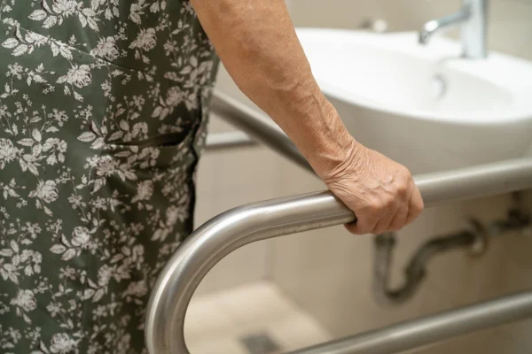 Rețea ilegală de azile de bătrâni în Bulgaria, adevărate ”case ale ororilor”. Peste 200 de bătrâni înfometați și abuzați au fost salvați
