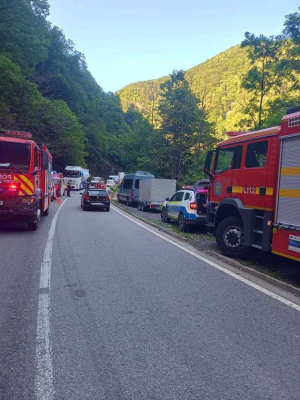 UPDATE - Gorj: O stâncă s-a desprins de pe versant, în Defileul Jiului, şi a căzut pe şosea, lovind o maşină/ Două persoane au primit îngrijiri medicale, una fiind transportată la spital/ Traficul pe DN 66, blocat pe un fir - FOTO