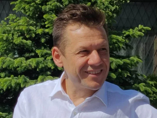 Mircea Cantor expune în Munții Apuseni: „Eu nu cred că suntem buricul pământului, generația noastră”