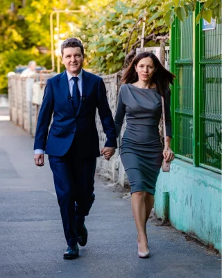 Cu ce se ocupă femeia care îi este alături lui Nicușor Dan de 20 de ani. Mirabela Grădinaru, implicată și în activitatea civică a partenerului său