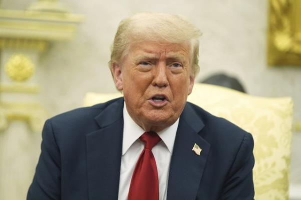 Wall Street Journal: O scrisoare de ziua lui Epstein era semnată de Trump şi avea un desen cu o femeie dezbrăcată / Trump ameninţă că dă publicaţia în judecată şi cere procurorului general să publice noi documente din investigaţia legată de Epstein