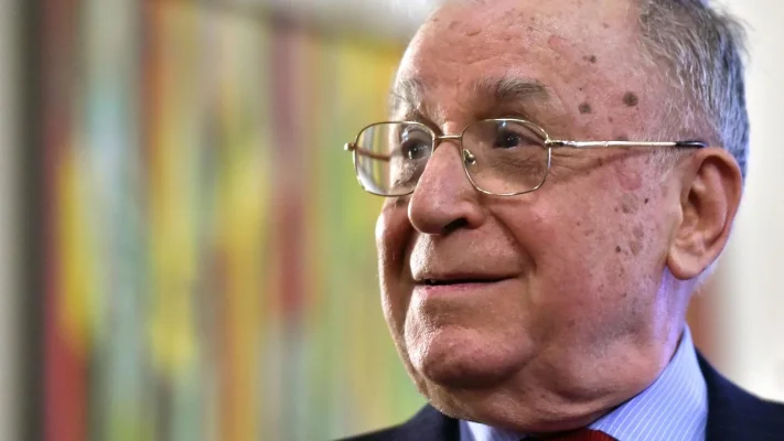 Surse: Ion Iliescu este internat la ATI la spitalul SRI