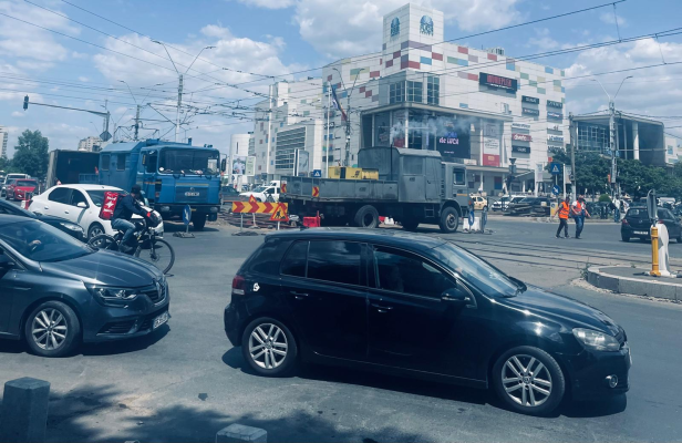 VIDEO | Nori de fum toxic la lucrările STB de pe linia de tramvai 41, în intersecția Bd. Timișoara – Bd. Brașov a Bucureștiului / Utilaje vechi, fără filtre. Nicio măsură de protecție pentru trecători