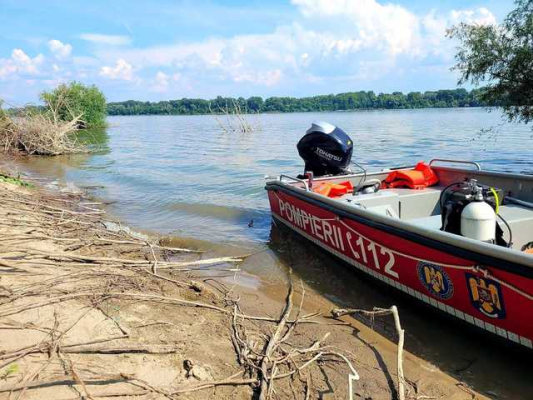 Două persoane căutate în Dunăre, în judeţul Giurgiu / Cinci persoane, între care un copil de 9 luni, au intrat în apă şi au ajuns la un moment dat într-o zonă cu apă adâncă şi curenţi puternici / Copilul şi doi adulţi, scoşi de un trecător