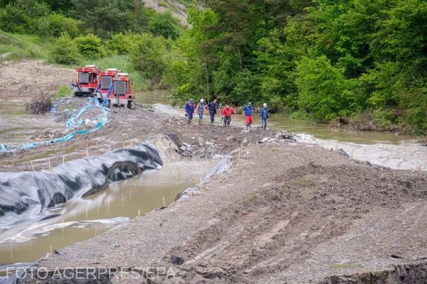 Sute de localnici s-au adunat la Salina Praid. Preşedintele Nicuşor Dan va susține o conferință de presă