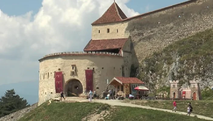 Noaptea Cetăților revine la Râșnov / Drumeții, ateliere, vânătoare de comori și un concert acustic special într-o grădină săsească / E singura cetate din România care intră în program