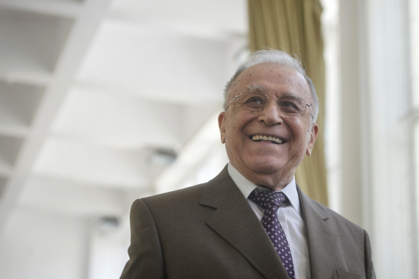 Ion Iliescu „este conștient și stabil cardiac”, anunță reprezentanții spitalului în care este internat fostul președinte