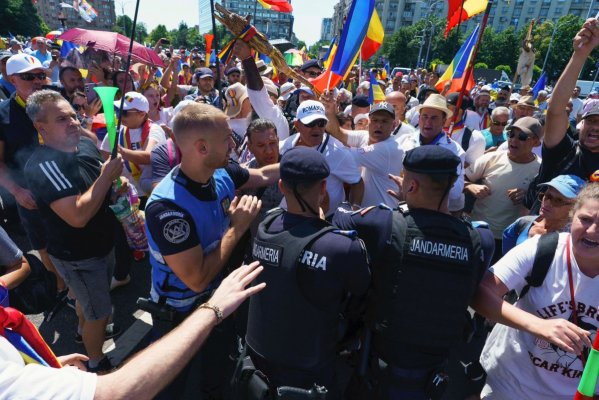 Protest violent în Piața Victoriei. Susținătorii lui Călin Georgescu, îmbrânceli cu jandarmii: ”Nicușor, nu uita, România nu-i a ta!” / Protest şi pe A1, un şofer a blocat circulaţia spre Bucureşti