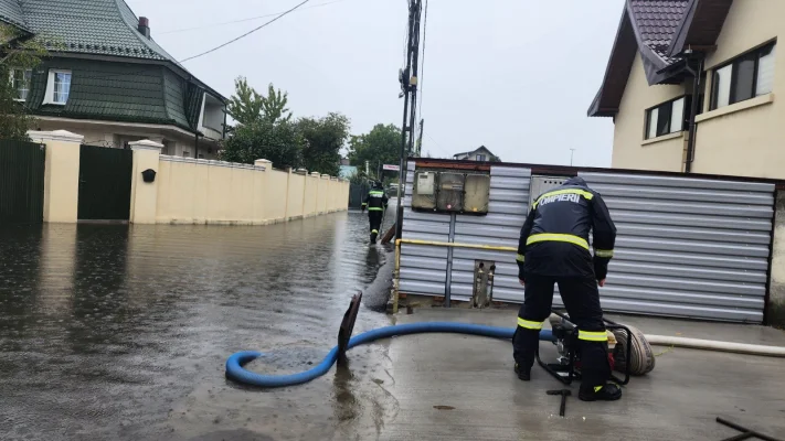 Cod roşu de inundaţii – Apa a pătruns în curtea unui cămin de bătrâni din Suceava – FOTO