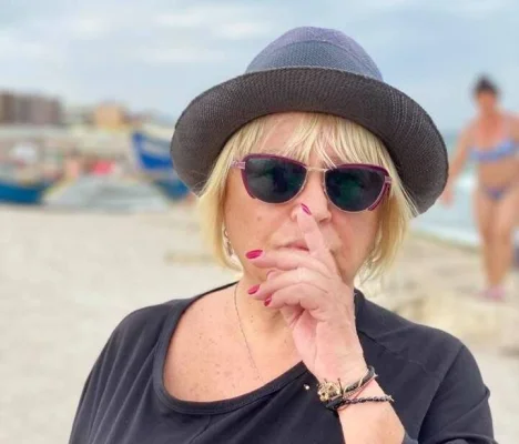 Artista Mirabela Dauer, audiată în dosarul generalului Zisu pentru că a beneficiat de un loc de veci: Mă doare că trebuie să îmi apăr demnitatea pentru un gest care ar trebui să fie înțeles prin prisma valorilor umane