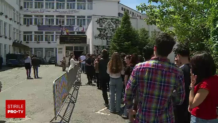 Cozi la secțiile de votare din țară. Studenții au mers la urne de la primele ore: „Astăzi votăm pentru educație”