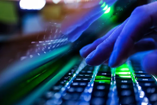 Oficial din Directoratul pentru Securitate Cibernetică: Nu mai e nevoie de cunoștințe avansate pentru a deveni „un mic hackeraş”. Suntem scanaţi pentru vulnerabilităţi în orice secundă