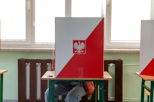 Polonia: Un al doilea tur de scrutin prezidențial urmează pe 1 iunie. Analist: „Campania va fi foarte POLARIZANTĂ și brutală”