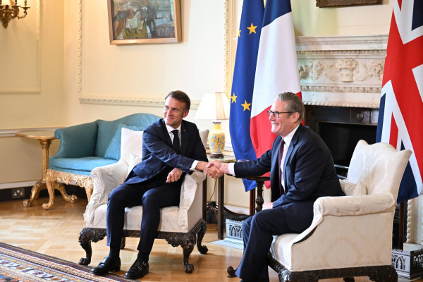 Macron, primul lider european în vizită în Marea Britanie, după BREXIT. El a pledat pentru reducerea dependenței de SUA și China
