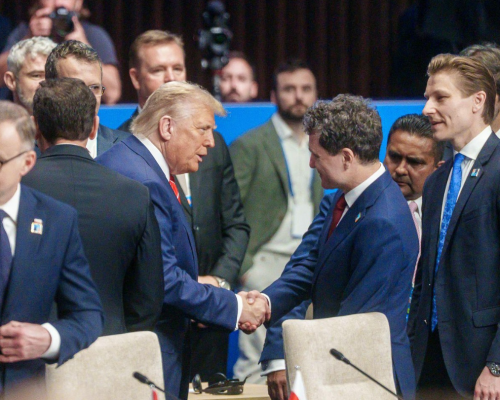 Nicușor Dan și Donald Trump, față în față la summitul NATO de la Haga. Cei doi lideri și-au strâns mâna FOTO