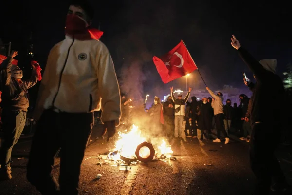 Continuă protestele uriașe în Turcia, după arestarea primarului Imamoglu. Poliția a folosit tunuri cu apă și gloanțe de cauciuc