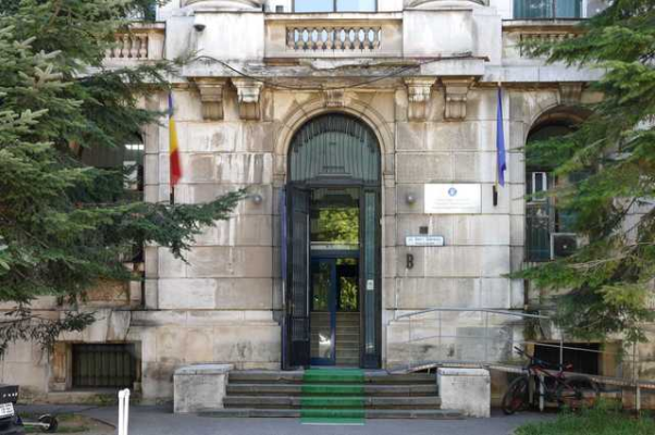 Ministrul Muncii anunţă că pacienţii care au fost ţinuţi în soare la Mehedinţi sunt în siguranţă şi primesc îngrijiri / Manole: Vom identifica responsabilităţile, iar acolo unde se vor confirma nereguli, vor exista consecinţe