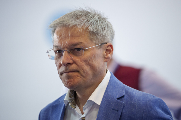 Dacian Cioloș, favorit pentru șefia SRI sau SIE. Nicușor Dan vrea un civil cu experiență la conducerea serviciilor