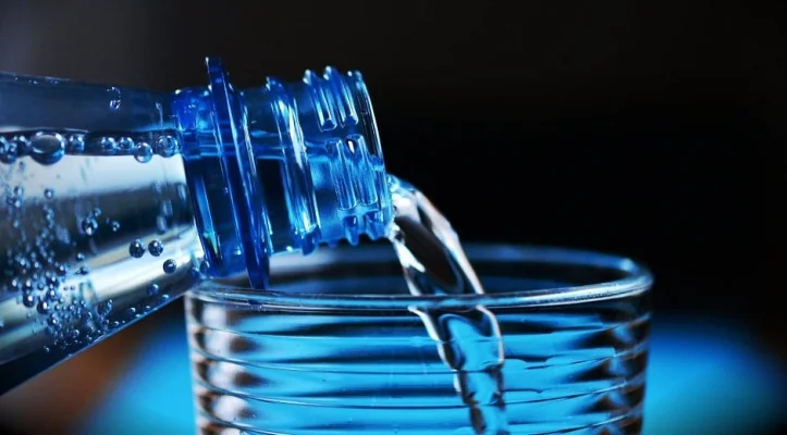 Peste 74.000 litri de apă potabilă de la Rezerva de Stat vor fi distribuiți pentru cele 16 localităţi aflate în stare de alertă din județul Mureș