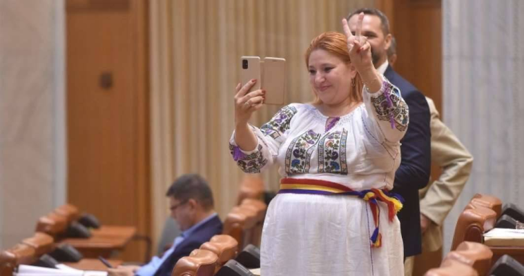 Șoșoacă anunță desființarea grupul parlamentar SOS
