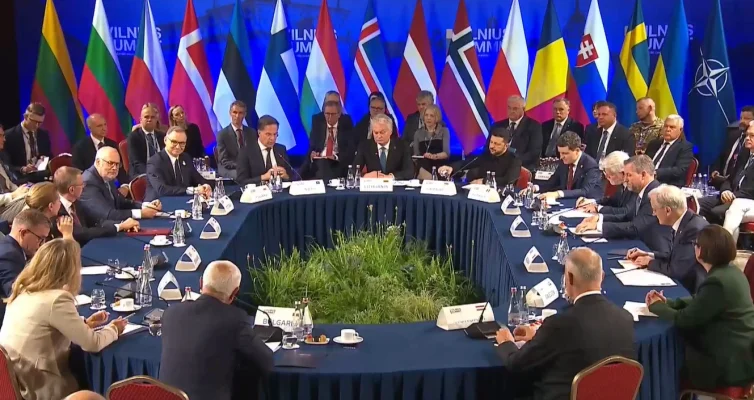 Nicușor Dan stă lângă Volodimir Zelenski la primul său summit internațional ca președinte al României. O întâlnire bilaterală este programată în cursul zilei