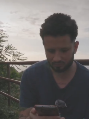 Un cântăreţ, un frizer şi un zugrav, acuzaţi că ar face parte din banda Tren de Aragua şi deportaţi fără proceduri legale, între venezuelenii eliberaţi din El Salvador / Arturo Suarez, arestat în februarie în Carolina de Nord în timp ce filma un videoclip
