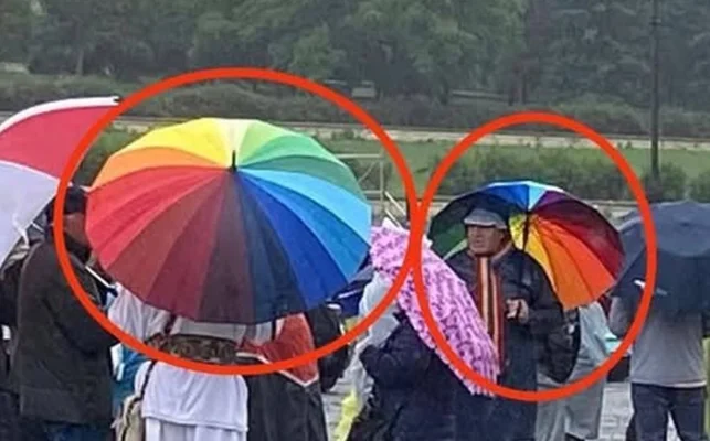 Un sugubat le-a dat „suveranistilor” umbrele curcubeu. Acestia le-au acceptat fara sa stea pe ganduri, fara sa realizeze ce inseamna