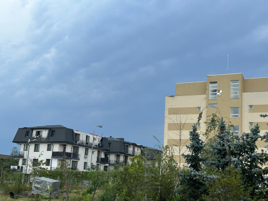 FOTOGALERIE Cum a fost ucisă o femeie în Otopeni, în propriul apartament de la etajul cinci, de acoperișul vecin luat pe sus în timpul vijeliei de joi / A fost lovită în cap de un lemn și avea abdomenul secționat de un geam spart