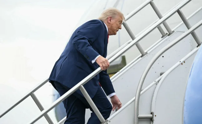Donald Trump, ținta ironiilor după ce s-a ÎMPIEDICAT în timp ce urca scările Air Force One