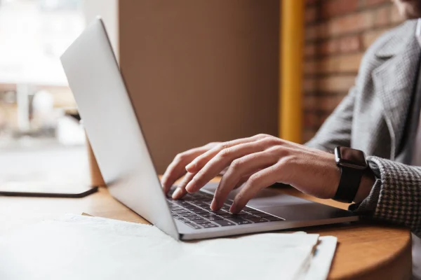 Poliţia Română s-a sesizat din oficiu în legătură cu un site unde ar apărea femei pozate pe ascuns