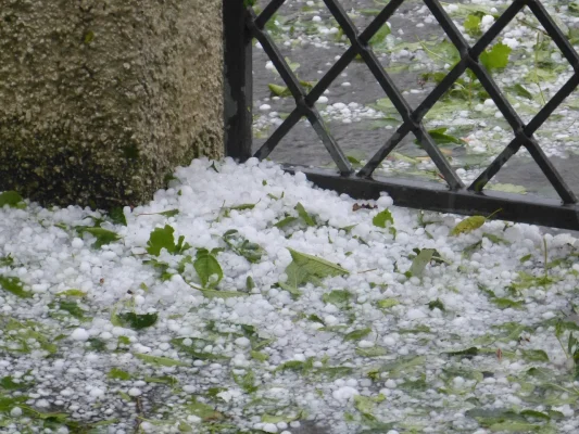 Furtuni violente și grindina au lovit în toată țara: Fenomenele meteo au produs pagube și mai multe străzi au fost inundate