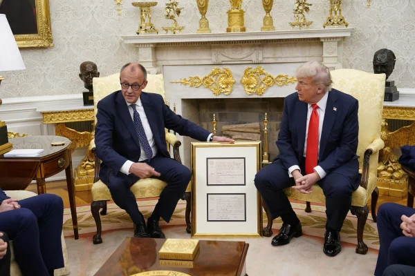 Cancelarul german, cadou simbolic pentru Donald Trump. „Rădăcinile familiei Trump cu Germania nu contau în politica sa”
