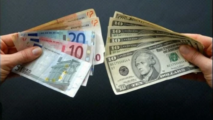 Dolarul slăbește pe fondul amânării tarifelor. Euro prinde avânt