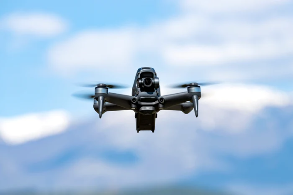 Primăriile ar putea folosi drone pentru a depista construcțiile ilegale. Proiectul de lege pregătit de Guvern