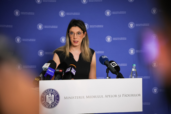 Ministrul Mediului: Vom modifica legislația și vom crește AMENZILE aplicate pentru situația în care oamenii hrănesc urșii de pe marginea drumurilor