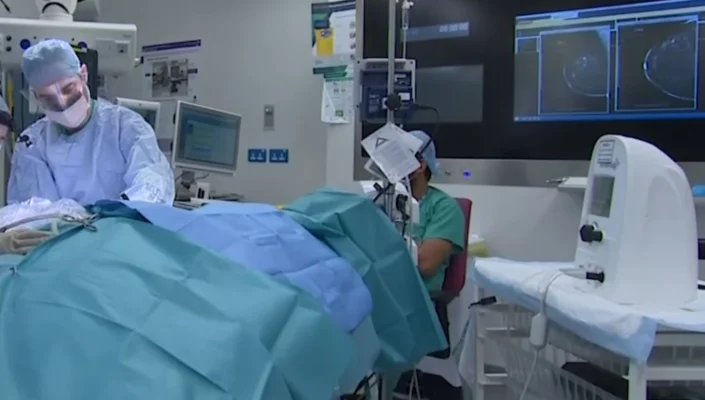 Prima reconstrucție mamară asistată de robot a avut loc la Iași. Este o premieră medicală în Europa de Est