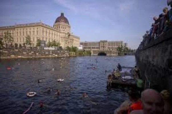 Berlin: 200 de persoane s-au aruncat în apele râului Spree ca protest pentru permiterea scăldatului