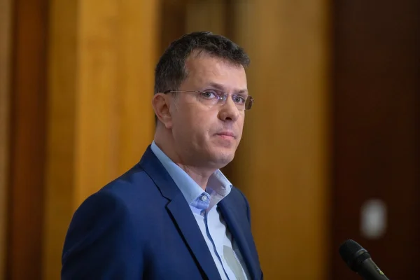 Ionuţ Moşteanu (USR): În ultimă instanţă trebuie să ne uităm la creşterea taxelor. Sunt alte căi