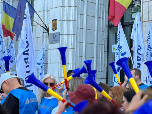 Bugetarii protestează în fața Ministerului Finanțelor. Acuză nerespectarea drepturilor salariale / Delegația BNS, chemată la discuții cu Nazare
