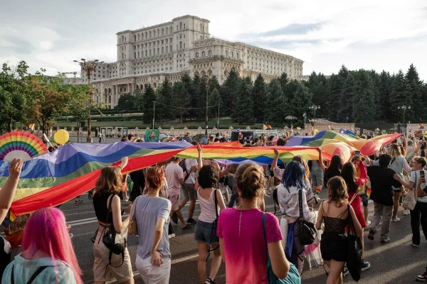 Asociația ACCEPT, replică dură pentru Biserica Ortodoxă Română: Mesajele publice ale BOR cu privire la combaterea violenței împotriva femeilor, a copiilor sau a altor persoane vulnerabile sunt rare sau absente, în schimb mesajele de dezbinare prin care instituția transformă în inamic public persoanele LGBTI+ au fost o preocupare constantă