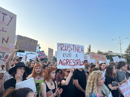 Protest faţă de cazurile de violenţă împotriva femeilor, în Piaţa Victoriei/ Nicuşor Dan: Durerea şi revolta resimţite de societate sunt cât se poate de îndreptăţite. Condamn cu fermitate orice formă de violenţă împotriva femeilor