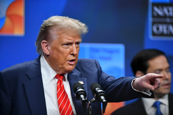 Scandalul Epstein tulbură apele administraţiei Trump / Preşedintele spune că a vorbit cu directorul adjunct al FBI, despre care s-a spus că ar demisiona