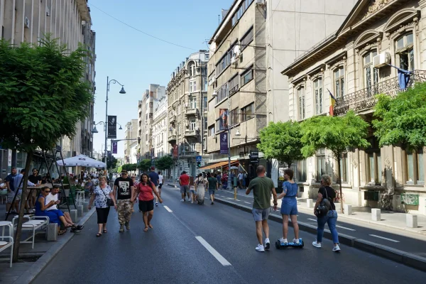 Expoziții, ateliere, muzică live și o instalație interactivă pe Calea Victoriei, care redevine pietonală în acest weekend
