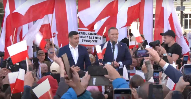 Candidatul naţionalist la președinția Poloniei, Karol Nawrocki,  încearcă să atragă electoratul extremei drepte, într-o înțelegere cu candidatul de pe locul al treilea, extremistul Slawomir Mentzen