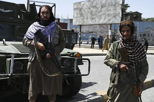 Confruntați cu căldura sufocantă, taximetriştii din Afganistan instalează răcitoare pe acoperişul maşinilor fără aer condiţionat