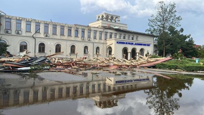 MAI anunţă o evaluare tehnică şi administrativă rapidă pentru a identifica exact cauzele avariilor produse de furtuna de joi la o clădire a Academiei de Poliţie/ Sindicatul Europol: Efecte ale unui sistem putred - FOTO, VIDEO