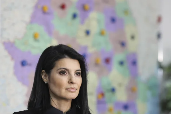 Lavinia Șandru îi cere explicații lui Ilie Bolojan. Parlamentarii și-au votat călătorii cu avionul la clasa Business