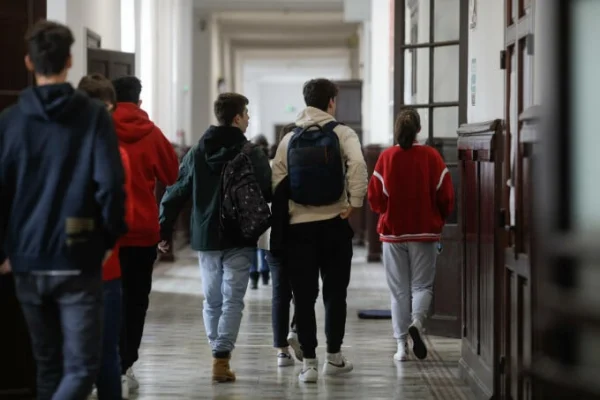 Dosar penal şi anchetă internă în Timiș, după ce o dirigintă şi una dintre elevele ei s-au pălmuit reciproc din cauza unei trotinete aduse în sala de clasă