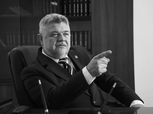 Când Soros visează butonul roșu, iar UE ține lumânarea, Europa riscă să ardă de dragul democrației împinsă cu bocancul. Apocalipsa cu ștaif și bătrânii demoni